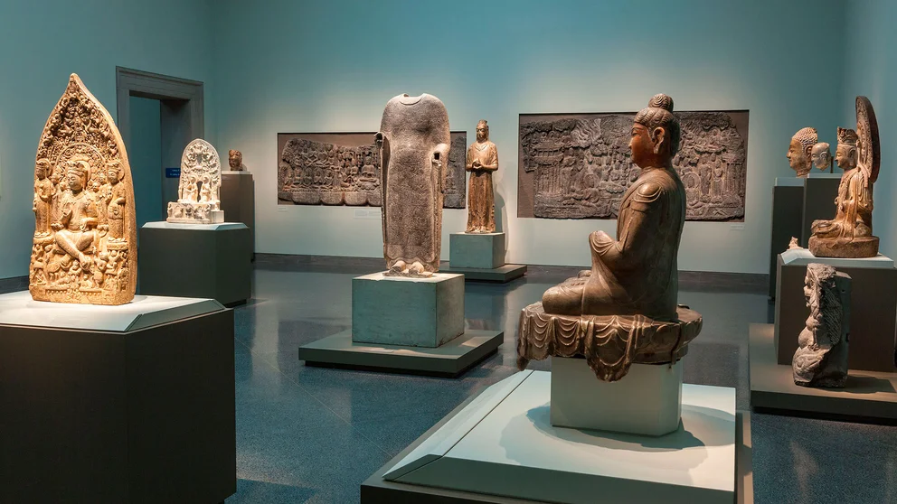Vista de la galería con varias esculturas asiáticas en exhibición en el Museo Nacional de Arte Asiático del Smithsonian.