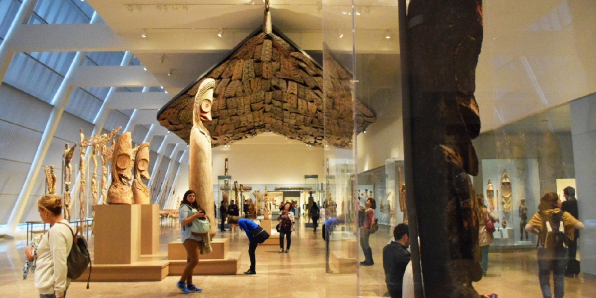 Interior de un museo con varias esculturas y artefactos indígenas en exhibición.