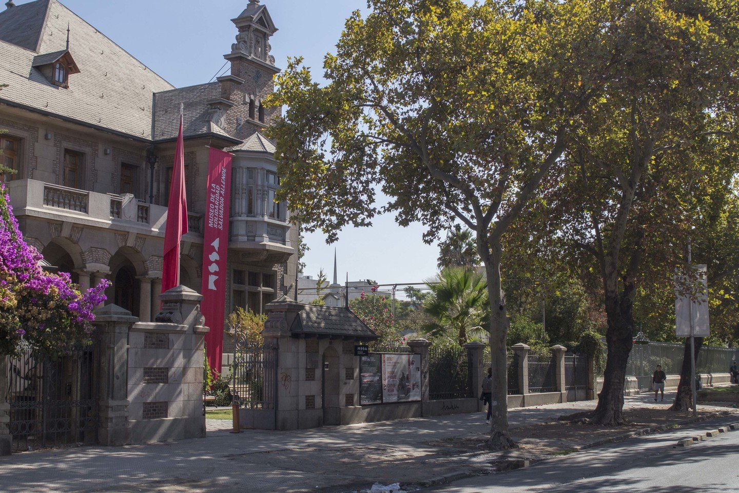 Vista exterior del Museo de la Solidaridad Salvador Allende con una pancarta roja que anuncia el museo.