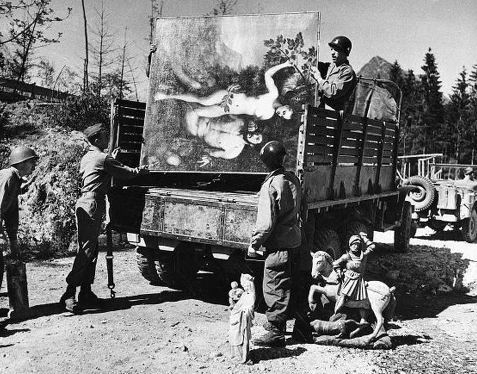 Soldados estadounidenses recuperando una pintura y esculturas saqueadas por los nazis durante la Segunda Guerra Mundial.
