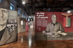 Interior del museo en Saló que muestra la exposición sobre los últimos días del fascismo, con paneles informativos y retratos de figuras clave.