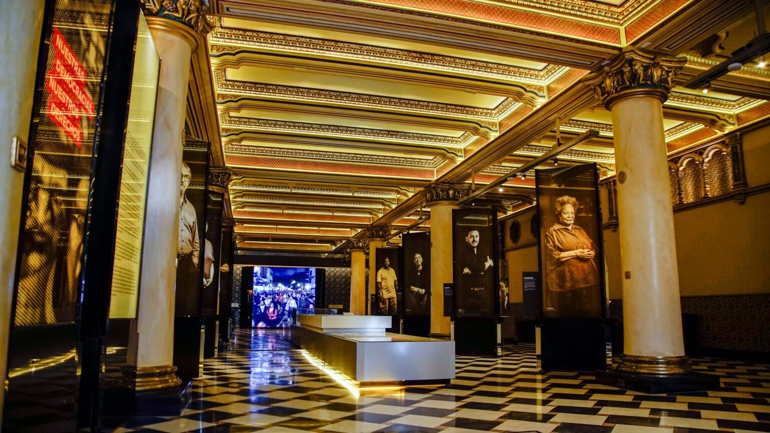 Vista interior del Museo para la Democracia con retratos en exhibición.