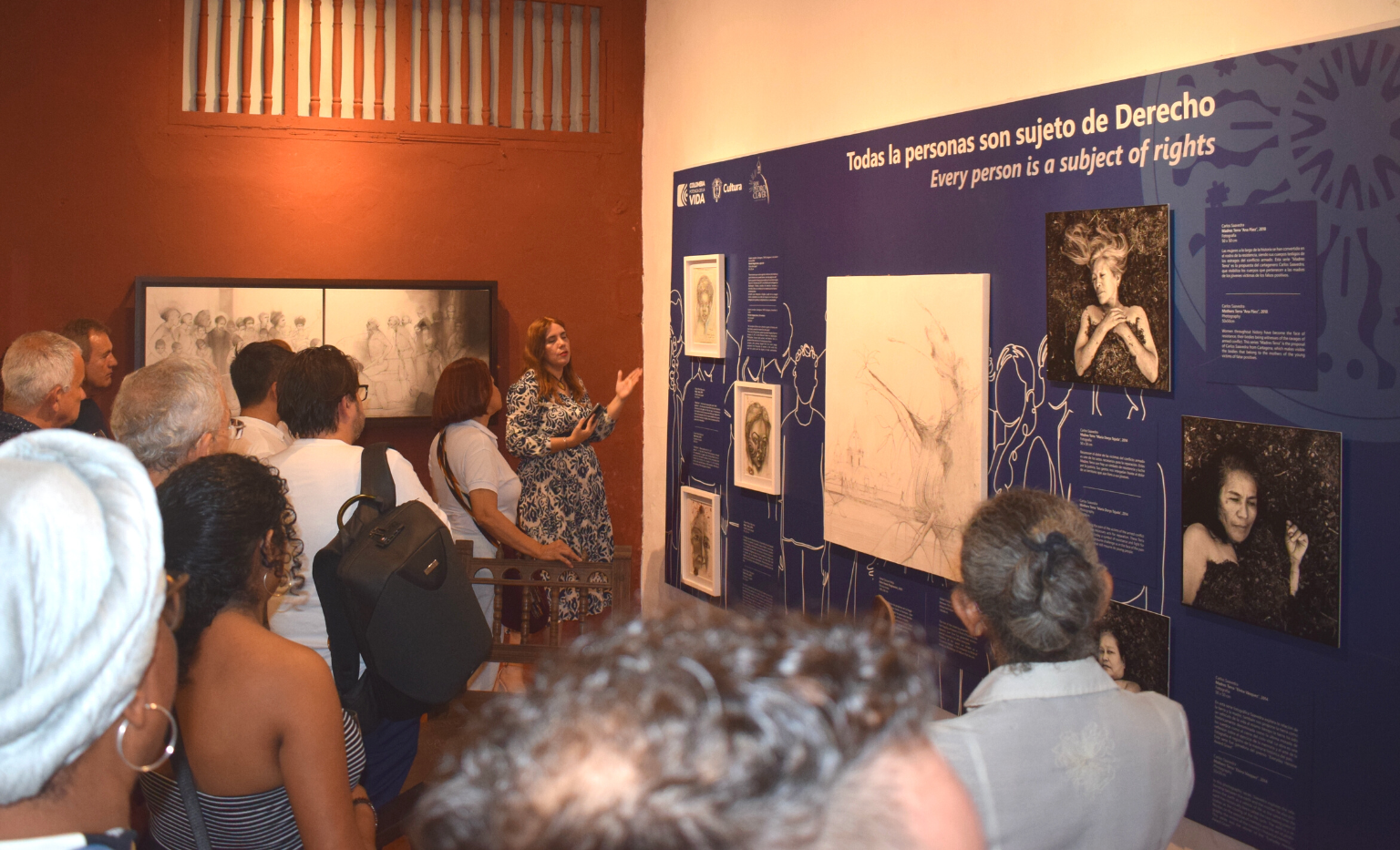 Visitantes observan una exposición sobre Derechos Humanos en el Museo San Pedro Claver en Cartagena.