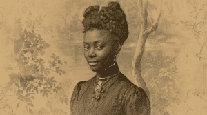 Retrato sepia de una mujer negra vestida con ropa de época, con un fondo floral y un peinado elaborado.