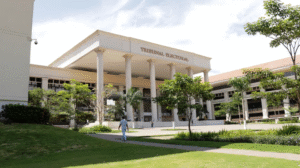 Fachada principal del Tribunal Electoral rodeada de jardines