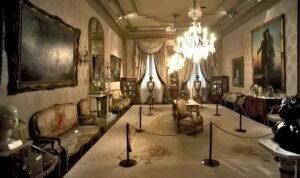 Salón principal con mobiliario y obras del siglo XIX en museo histórico